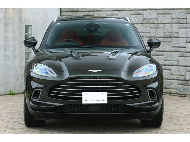 Aston Martin DBX 8