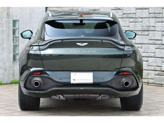 Aston Martin DBX 9