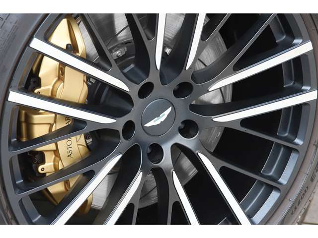 Aston Martin DBX 10