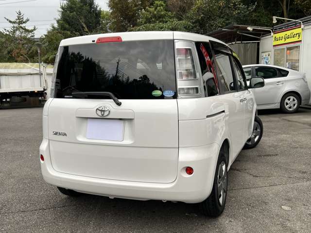 Toyota Sienta 5