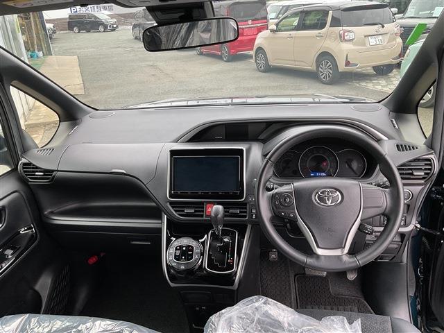 Toyota Voxy 3