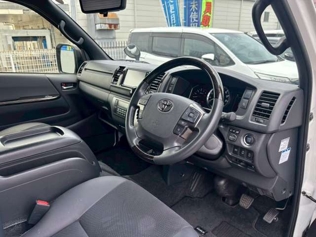 Toyota Hiace Van 11