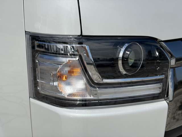 Toyota Hiace Van 11