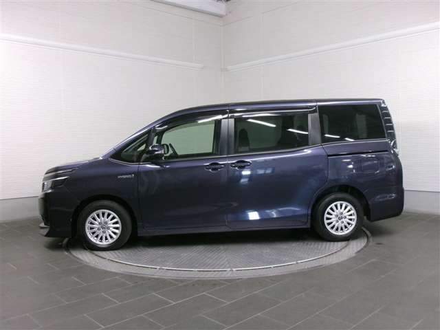 Toyota Voxy 4
