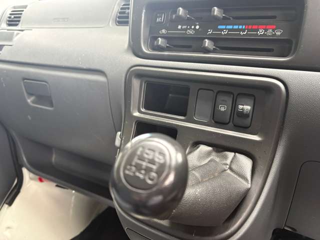 Daihatsu Hijet Cargo 12