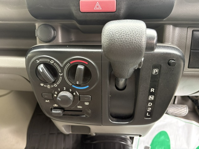 Mitsubishi Minicab Van 4