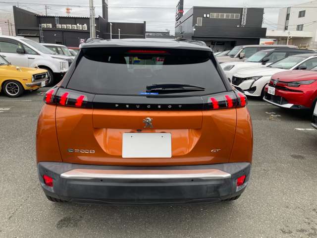 Peugeot SUV e-2008 4