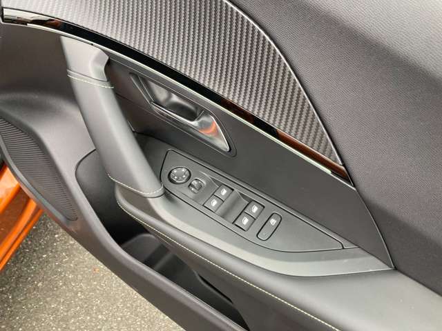 Peugeot SUV e-2008 6