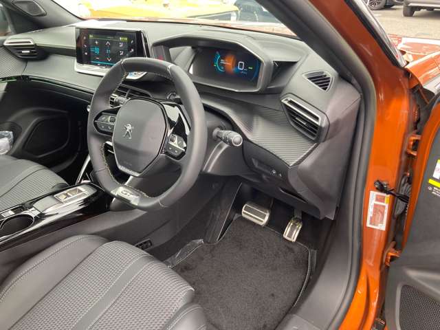 Peugeot SUV e-2008 8