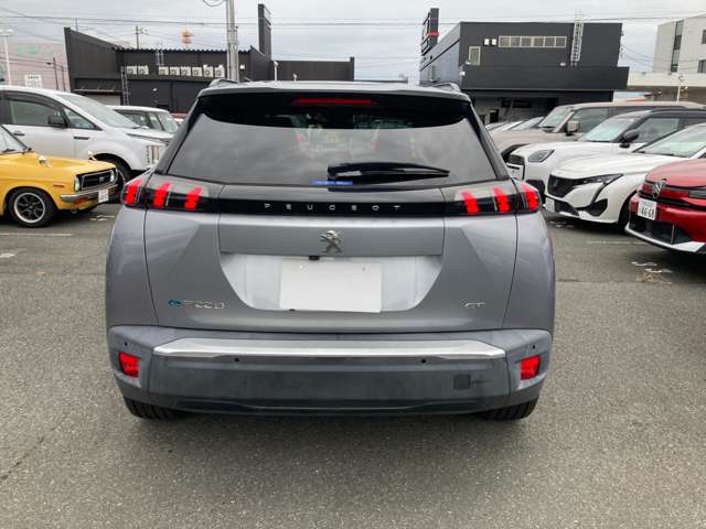 Peugeot SUV e-2008 4