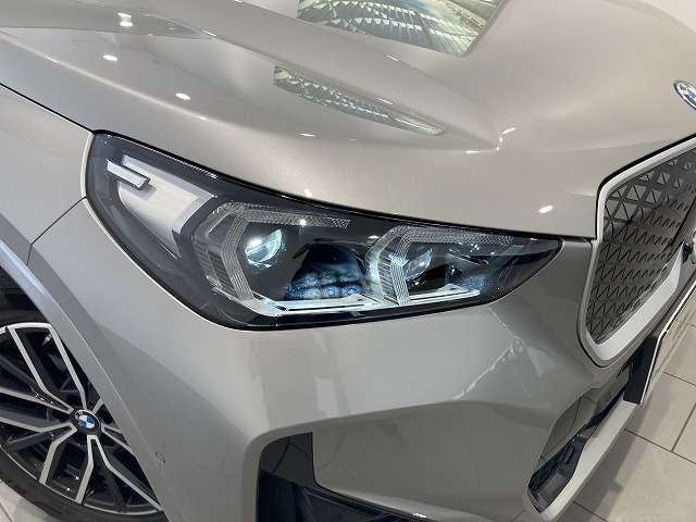 BMW iX1 11