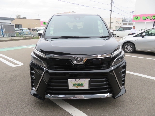 Toyota Voxy 3