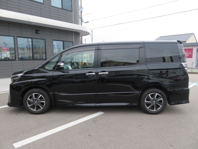 Toyota Voxy 4