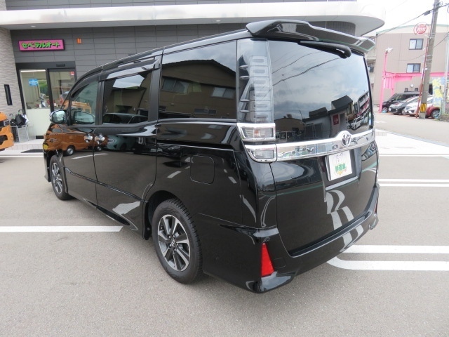 Toyota Voxy 5