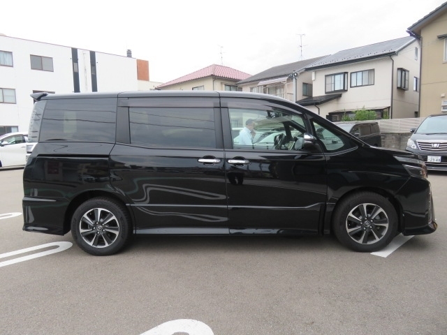 Toyota Voxy 8