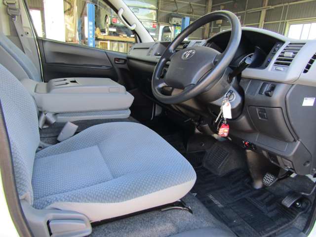 Toyota Hiace Commuter 12