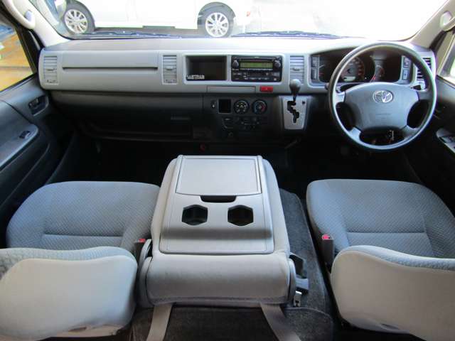 Toyota Hiace Commuter 3