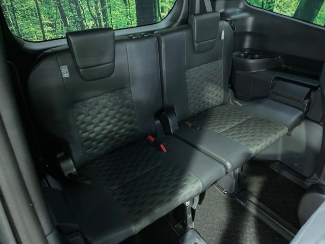 Toyota Voxy 11