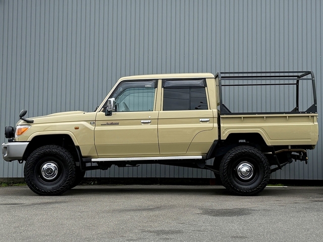 Toyota Land Cruiser 70 Pickup 12