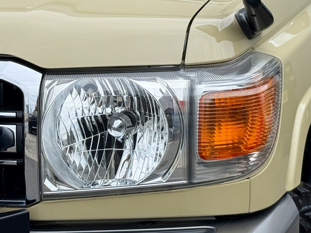 Toyota Land Cruiser 70 Pickup 7