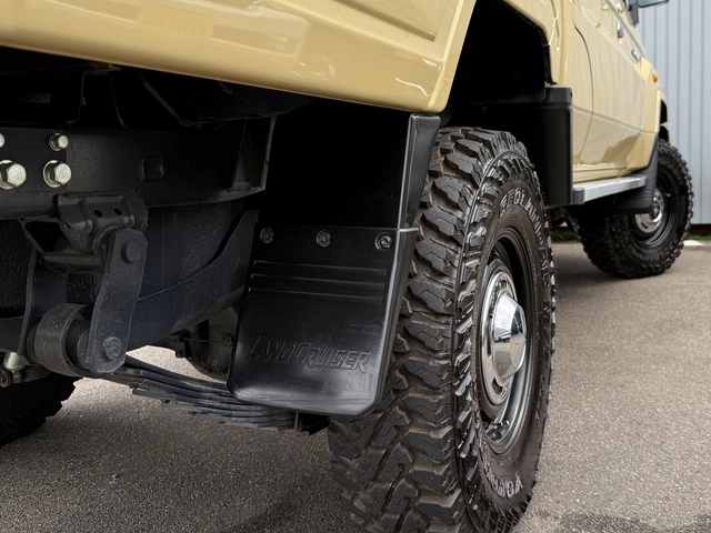 Toyota Land Cruiser 70 Pickup 10