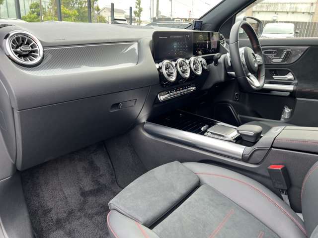 Mercedes-Benz GLA-Class 12