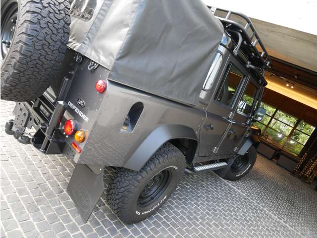 Land Rover Defender 3
