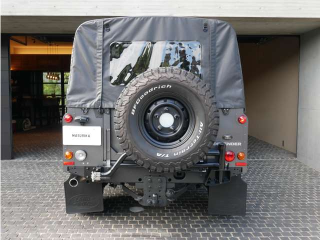 Land Rover Defender 5