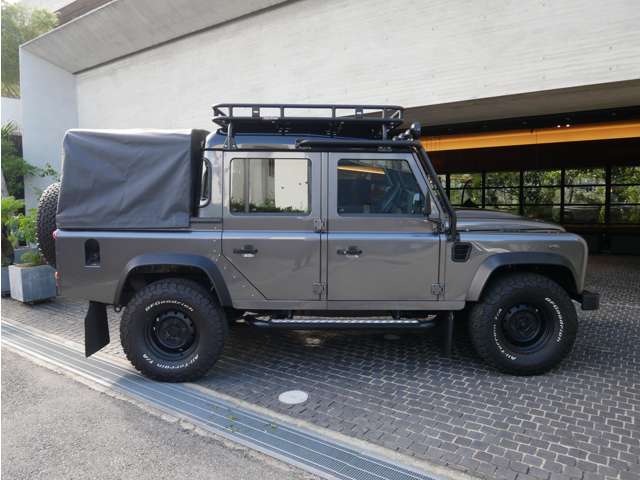 Land Rover Defender 9