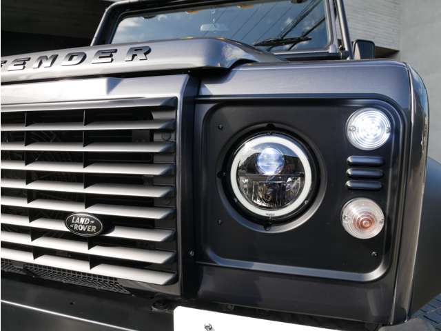 Land Rover Defender 10