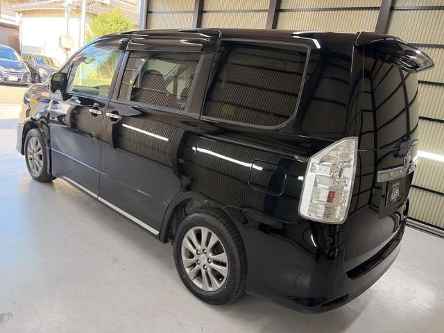 Toyota Voxy 11