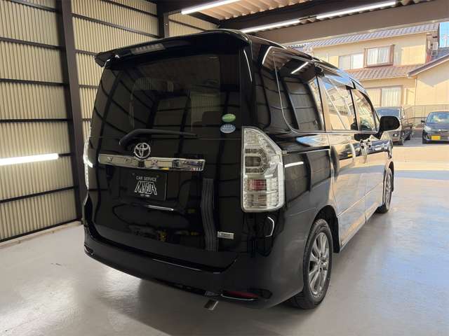 Toyota Voxy 12