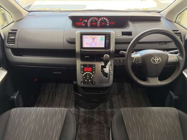 Toyota Voxy 3