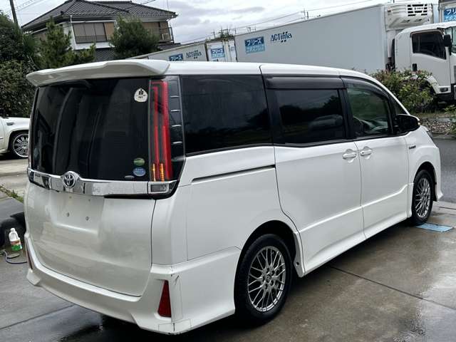 Toyota Noah 4