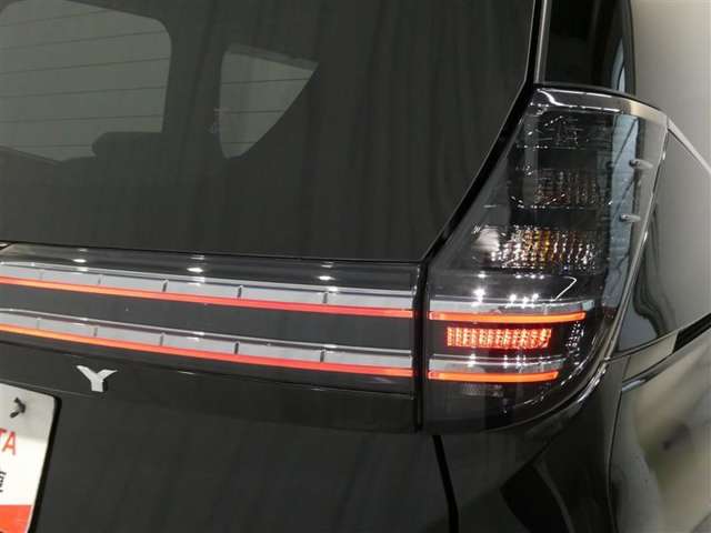 Toyota Voxy 11
