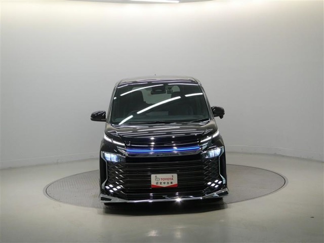 Toyota Voxy 3