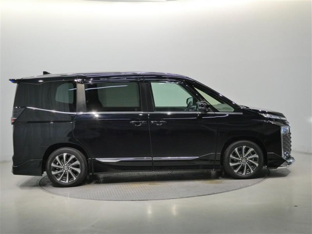 Toyota Voxy 8