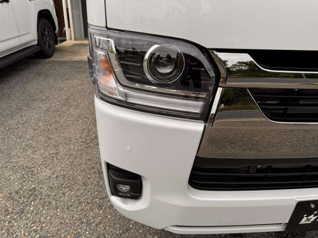 Toyota Hiace Van 7
