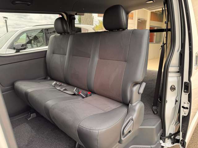 Toyota Hiace Van 9