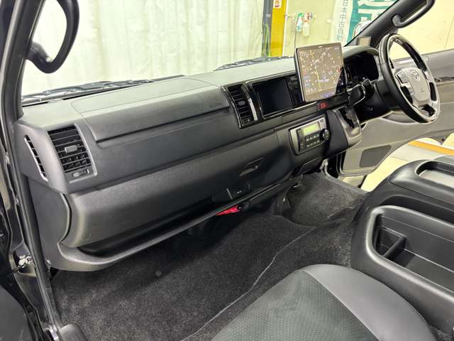 Toyota Hiace Van 5