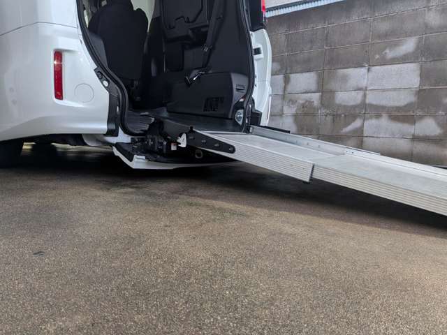 Toyota Noah 5