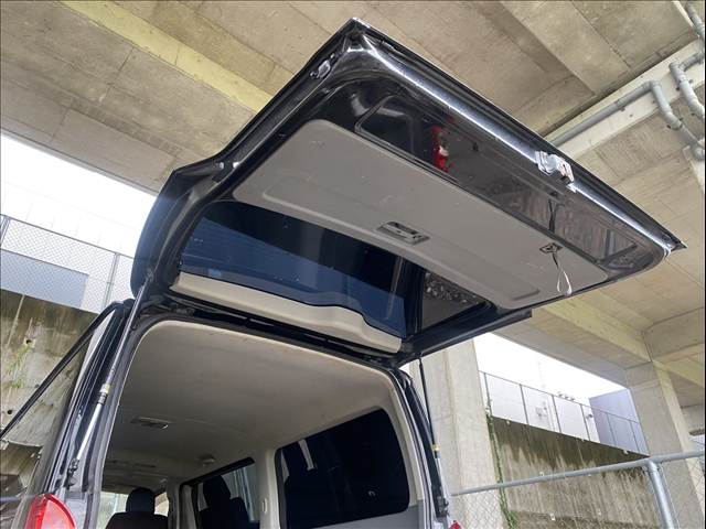 Toyota Hiace Van 9