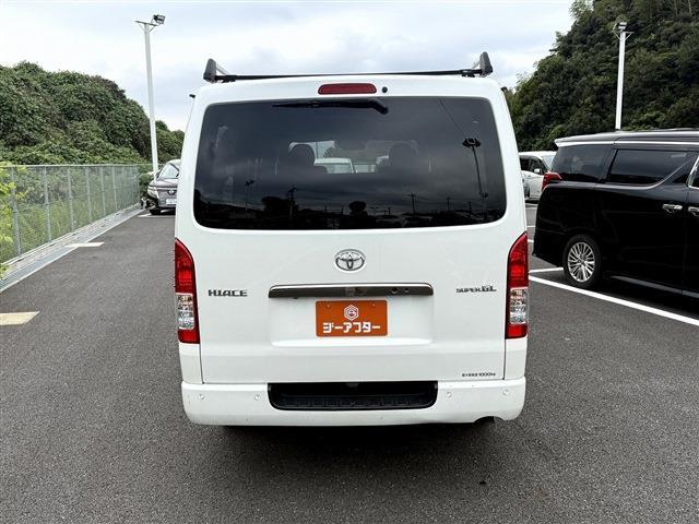 Toyota Hiace Van 13