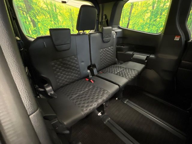 Toyota Voxy 12