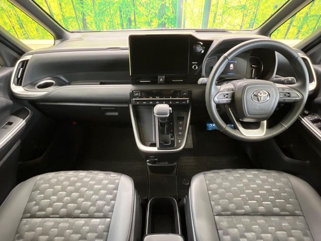 Toyota Voxy 2