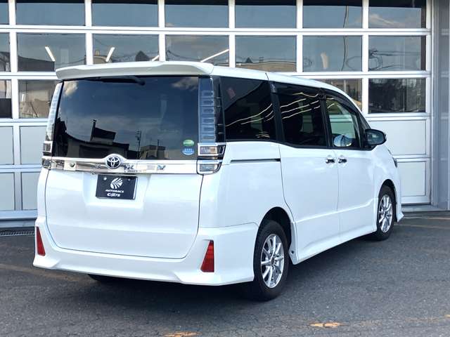 Toyota Voxy 3