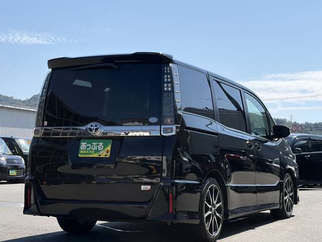 Toyota Voxy 9