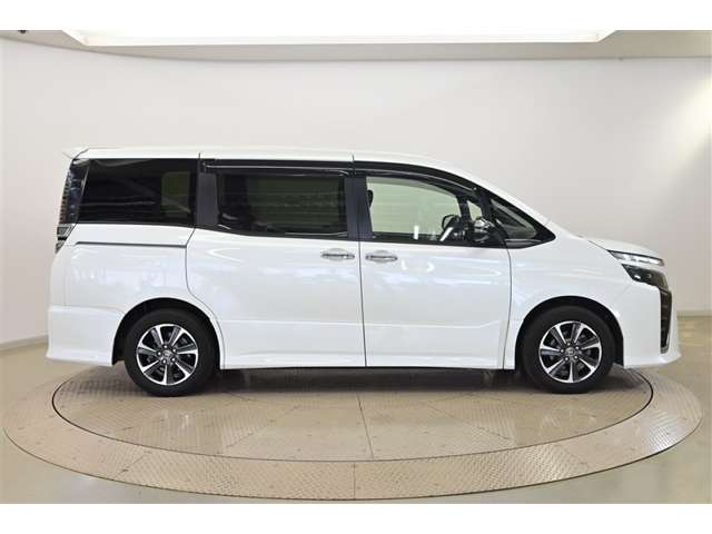 Toyota Voxy 4