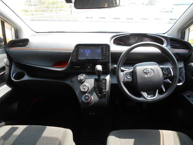 Toyota Sienta 3