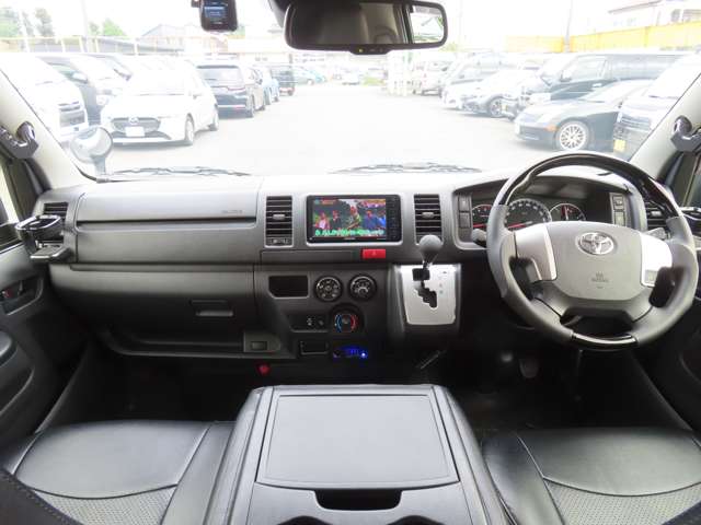 Toyota Hiace Van 5